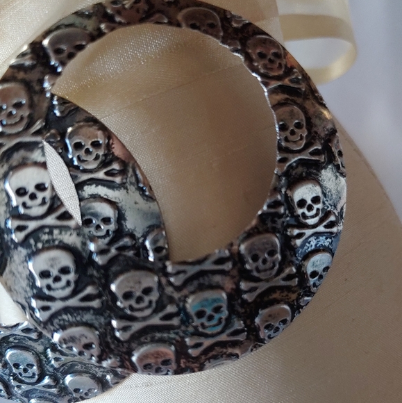 Skull Earrings - Picture 2 of 2